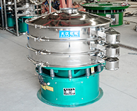 旋振篩多采用立式振動(dòng)電機(jī)作為激振來(lái)源，利用偏心塊的夾角的不同實(shí)現(xiàn)物料在篩網(wǎng)上運(yùn)動(dòng)的軌跡調(diào)整。