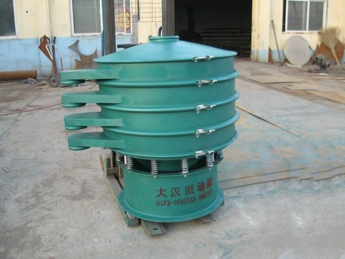 直徑1000型振動篩除了有碳鋼材質(zhì)其還有不銹鋼+碳鋼，以及全不銹鋼的選擇，用戶可根據(jù)用戶物料的性質(zhì)不同可進(jìn)行選擇。