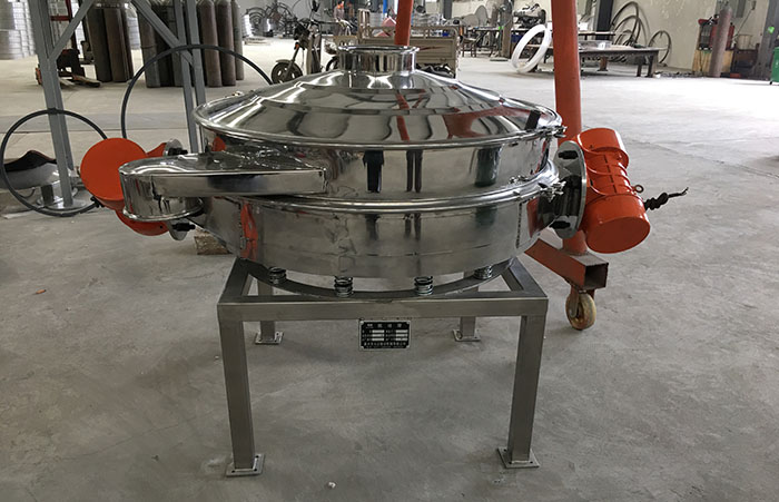 主要采用的是雙振動(dòng)電機(jī)振動(dòng)，其振動(dòng)力比普通振動(dòng)篩要高，同時(shí)采用直泄式的排料方式，很好的解決了堵料塞料的問(wèn)題。