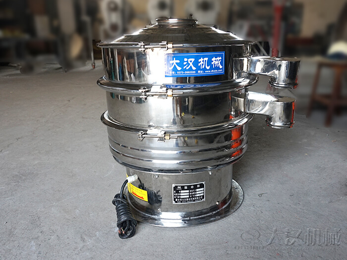 醫(yī)藥振動(dòng)篩主要采用的是304不銹鋼振動(dòng)篩，優(yōu)勢(shì)：設(shè)備干凈衛(wèi)生，不易生銹，使用壽命長(zhǎng)久，經(jīng)久耐用。